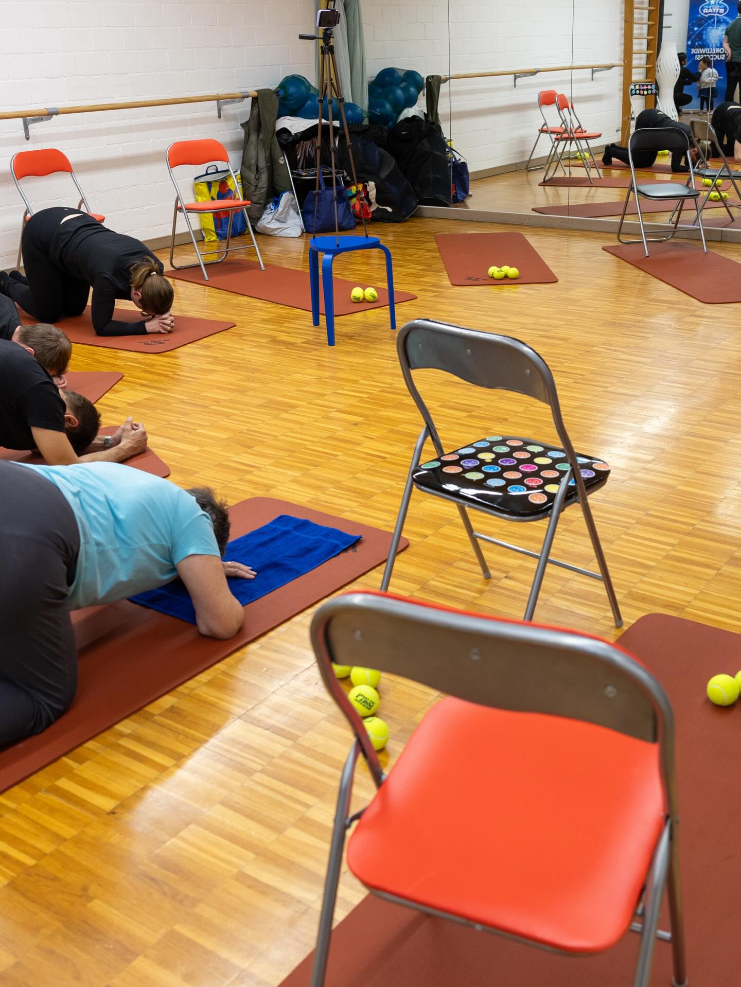 Kursteilnehmer bei R&uuml;ckendehnungen auf Matten