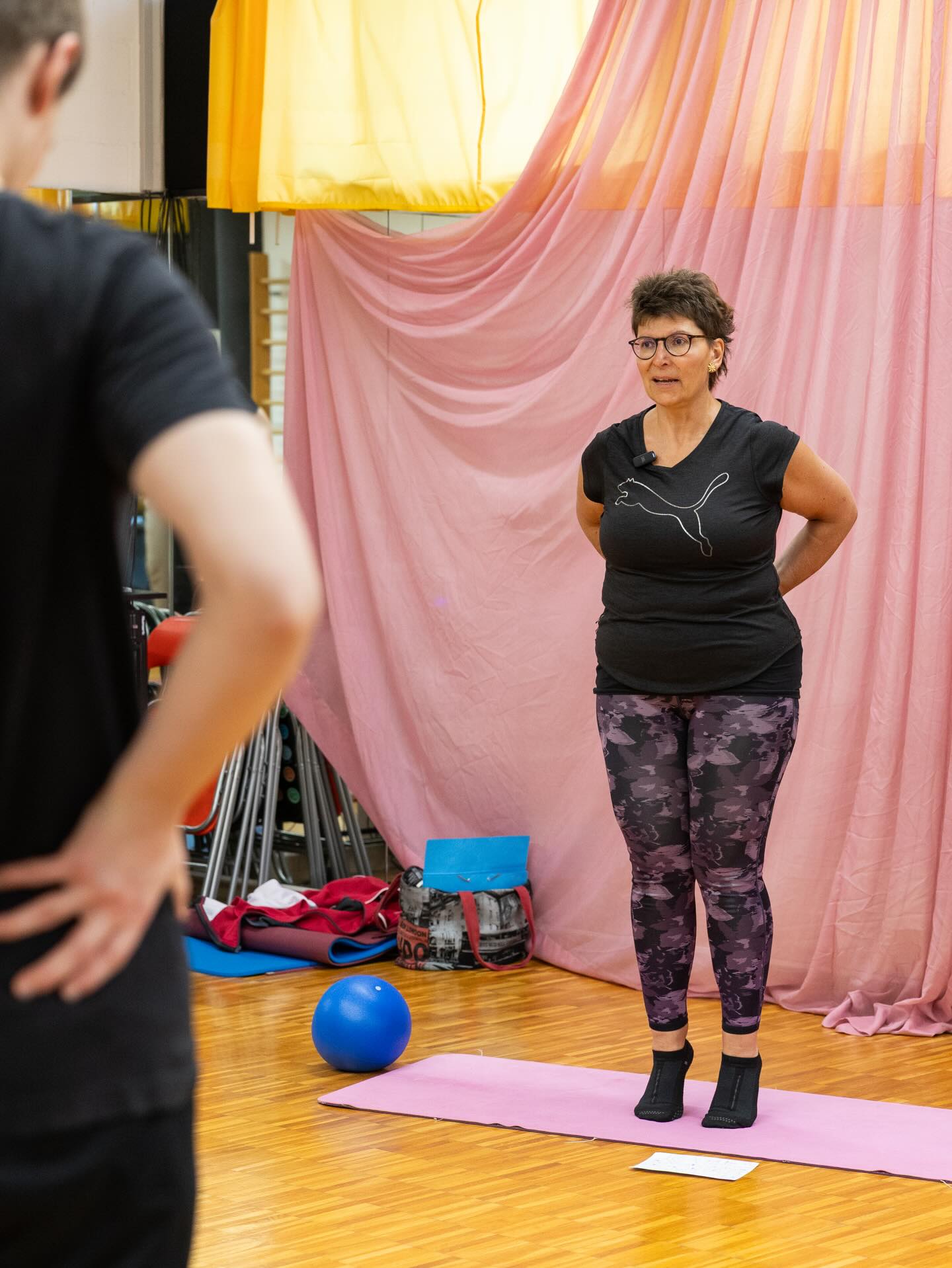Kursteilnehmerin im Training im Studio