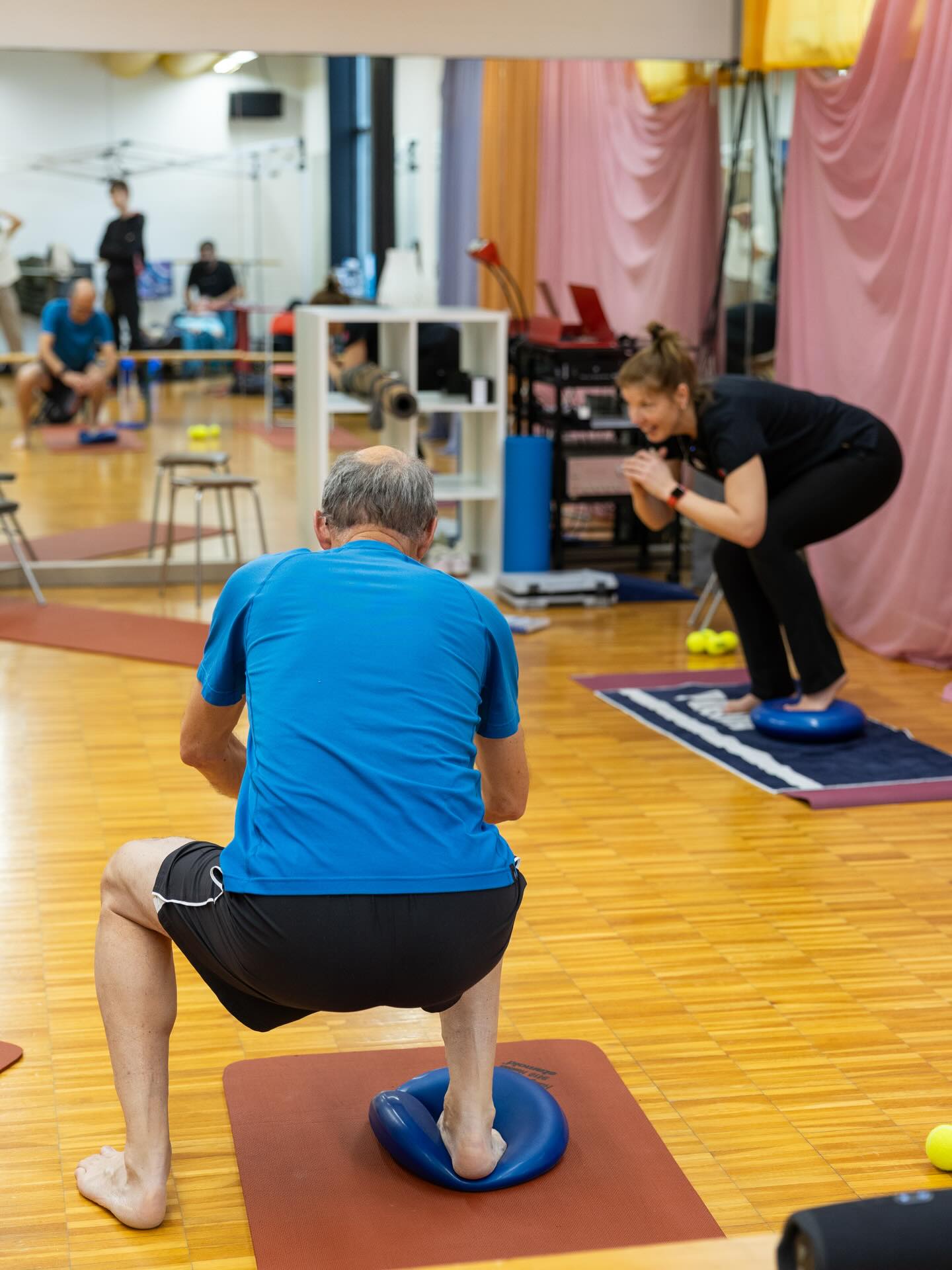 Kniebeuge auf Balance-Kissen mit pers&ouml;nlicher Begleitung